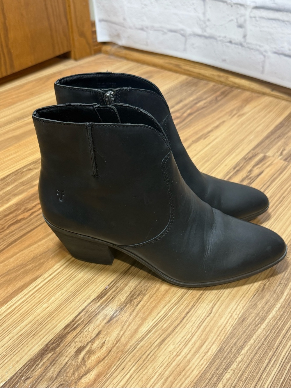 FRYE Jennifer Black Leather Almond Toe Ankle Booties sz 9